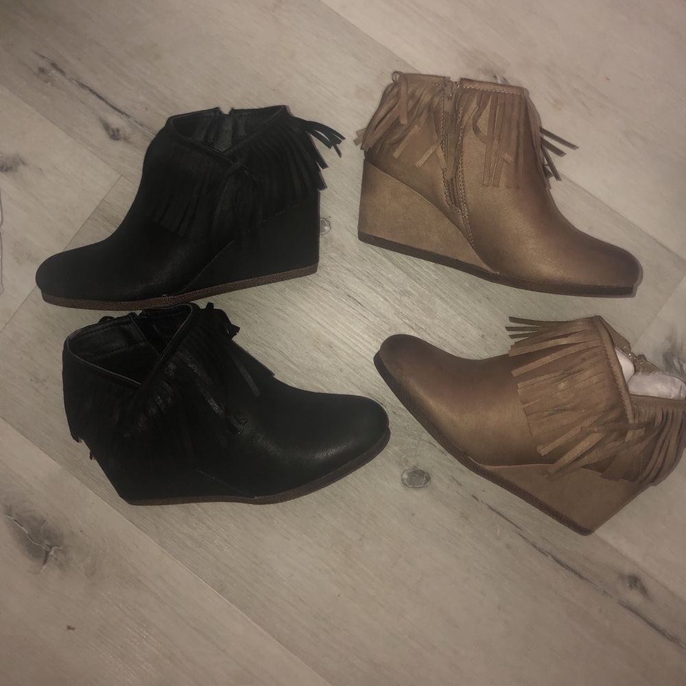 Ladies boots, bnwt microsuede Ankle booties fringe